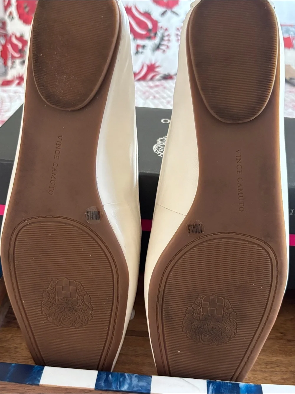 Vince Camuto Ivory Leather VIRNA Flats with Gold Hardware SZ 10M (Like New)
